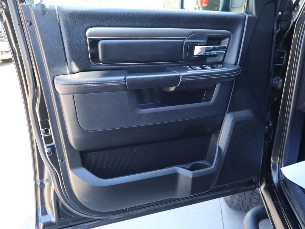 2017 RAM 1500 Night Crew Cab 4x4 5'7" Box