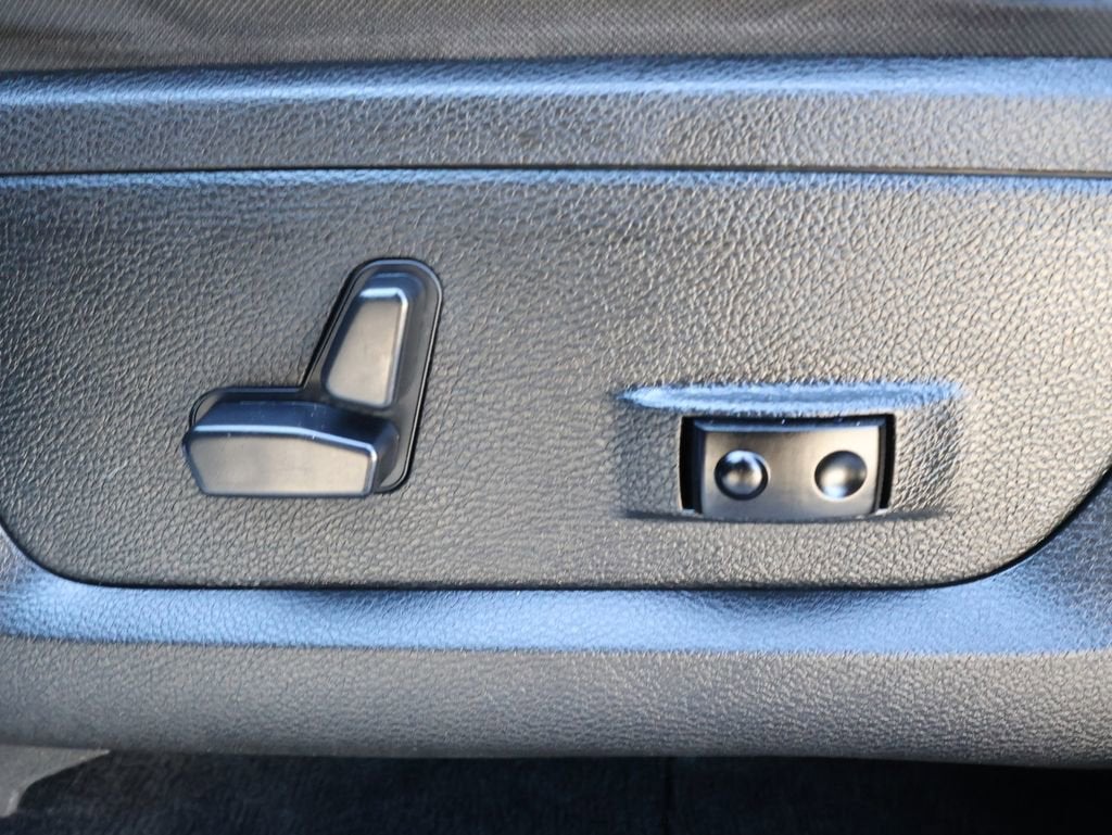 2017 RAM 1500 Night Crew Cab 4x4 5'7" Box