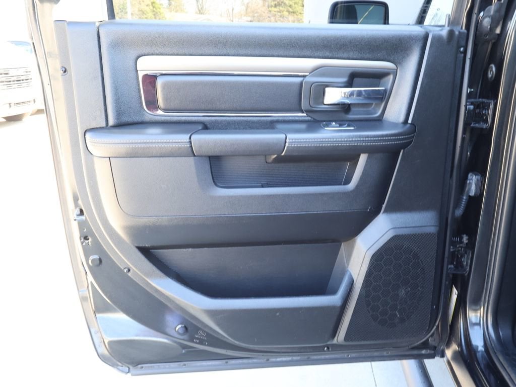 2017 RAM 1500 Night Crew Cab 4x4 5'7" Box