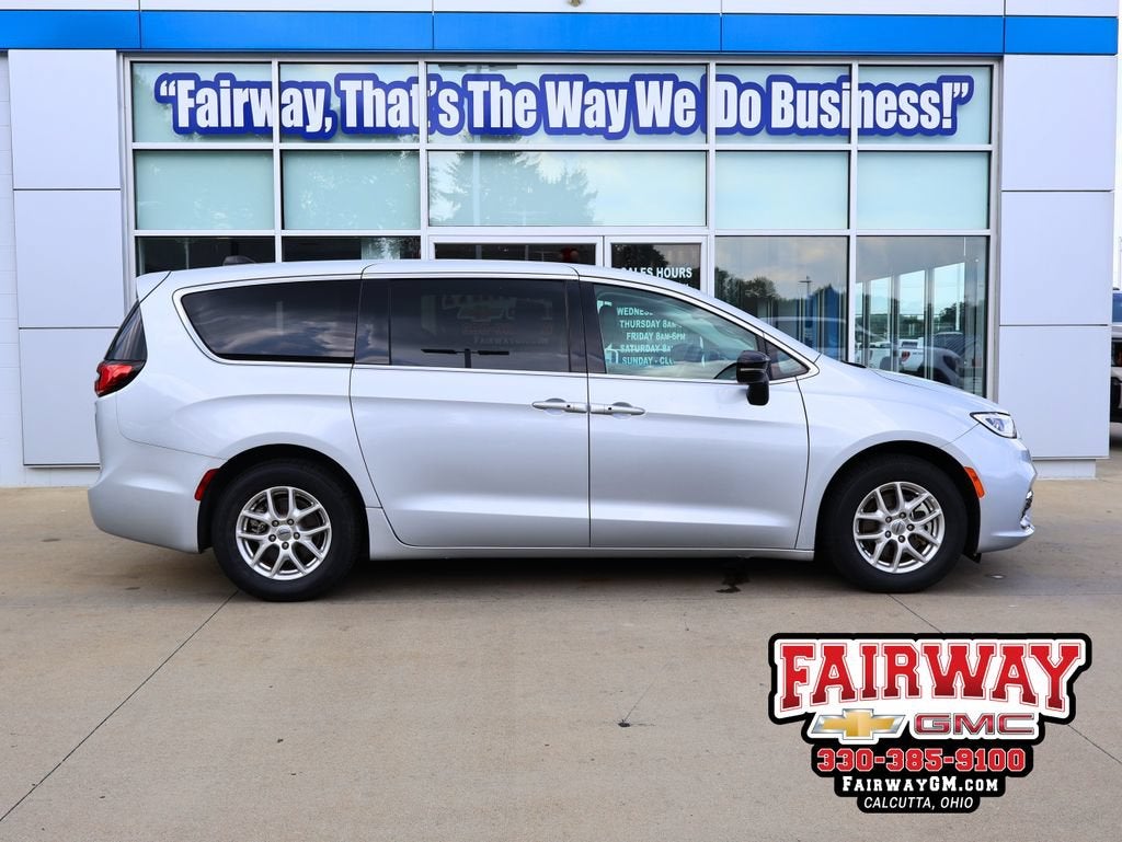 2024 Chrysler Pacifica Touring L - Photo 1
