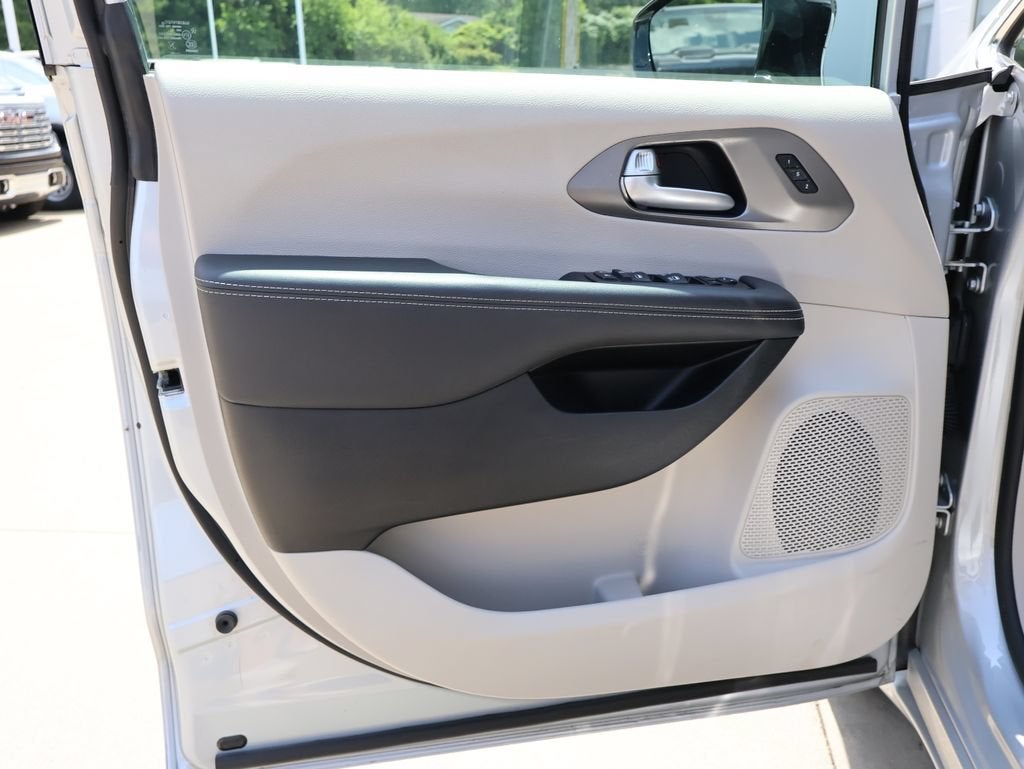 2024 Chrysler Pacifica Touring L - Photo 11