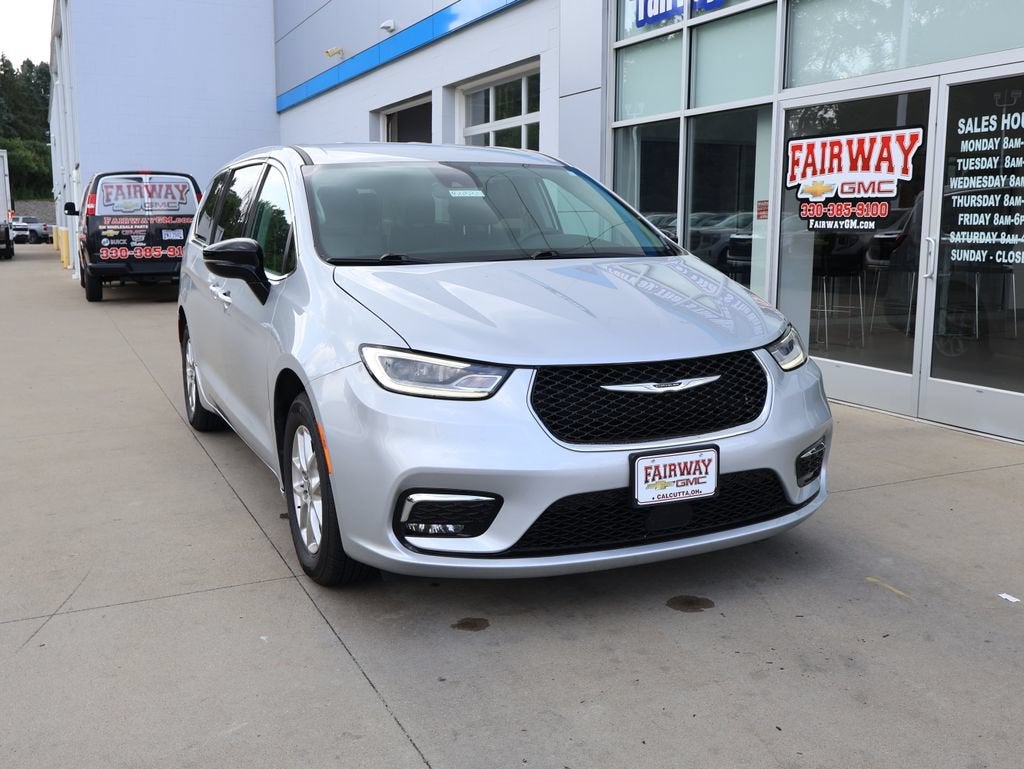 2024 Chrysler Pacifica Touring L - Photo 2