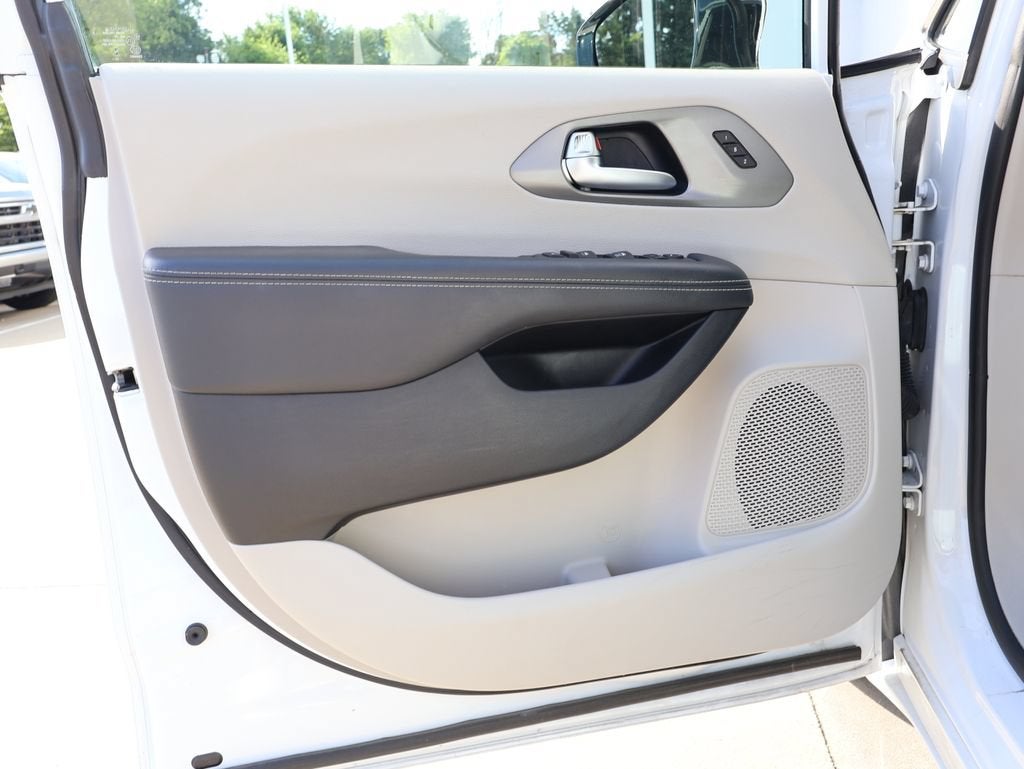 2024 Chrysler Pacifica Touring L - Photo 11