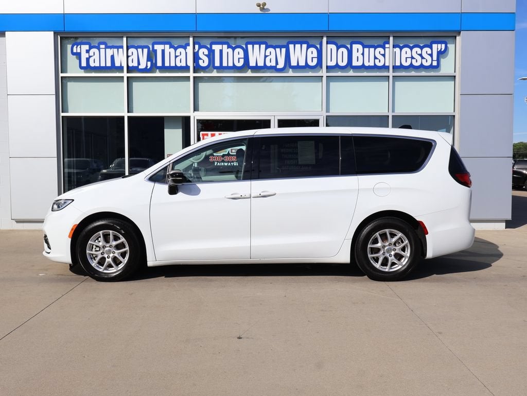 2024 Chrysler Pacifica Touring L - Photo 7