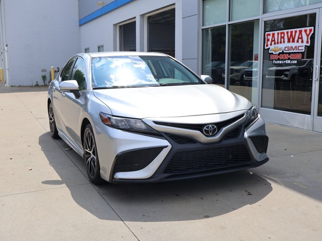 Used 2022 Toyota Camry SE with VIN 4T1G11AK5NU683925 for sale in Calcutta, OH
